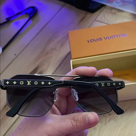 Louis Vuitton Purple Tinted Sunglasses - Picture 4 of 11